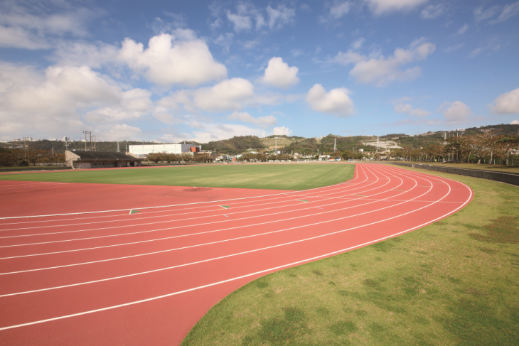 スポーツ施設 ごさまる陸上競技場 吉の浦公園内 スポーツコミッション沖縄