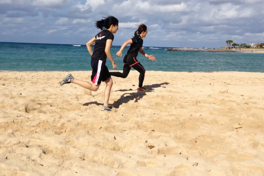 ボウリングナショナルチーム沖縄合宿最終日 砂浜トレーニング スポーツコミッション沖縄